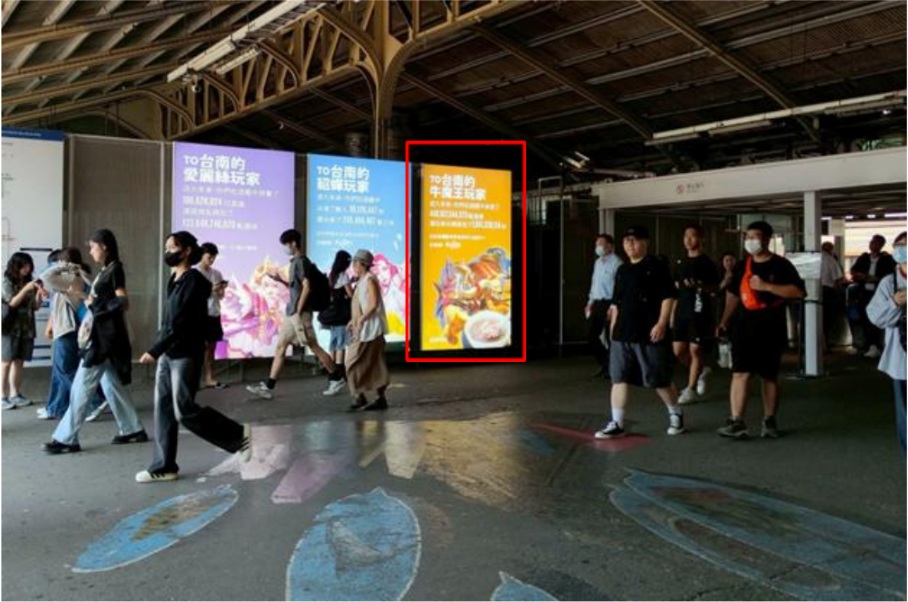 台南車站出口處燈箱T-01